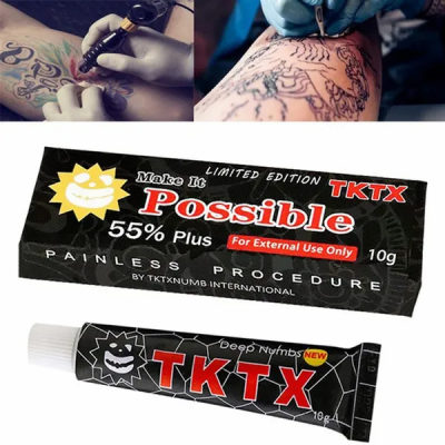 Produto TKTX para alívio da dor para tatuagens com embalagem preta e detalhes em vermelho e branco.