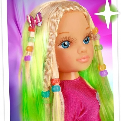 Boneca com cabelo loiro, mechas verdes e contas coloridas