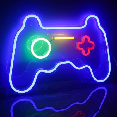 Neon em formato de comando de videojogos colorido em parede escura