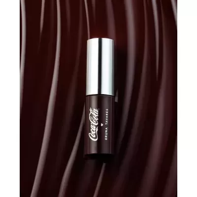Batom líquido castanho escuro Coca-Cola Bruna Tavares com tampa prateada
