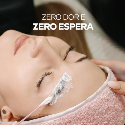 Mulher com creme branco aplicado nos cílios e texto promocional