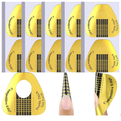 Moldes amarelos e pretos para alongamento de unhas com texto e aplicação em unha natural