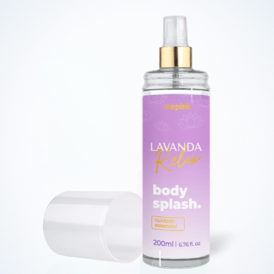 Frasco body splash Lavanda Relax com rótulo lilás e tampa branca removida