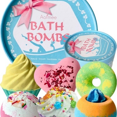 Conjunto de 6 bombas de banho coloridas com embalagem azul redonda decorada