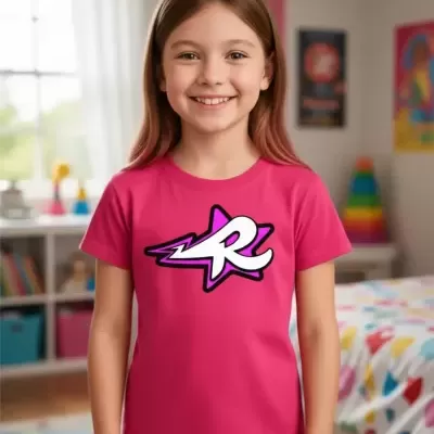 Camiseta rosa de criança com estampa de estrela e letra R.