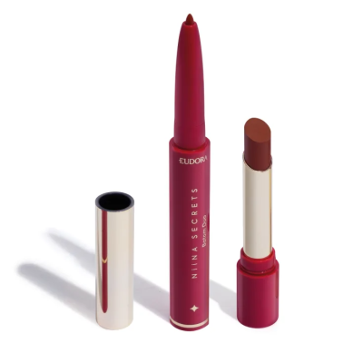 Lápis labial e batom em tons vermelhos com embalagem prateada e vermelha sobre fundo branco