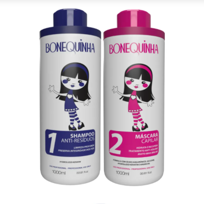 Duas embalagens de shampoo e máscara capilar BONEQUINHA, azul e rosa, com ilustração de boneca.
