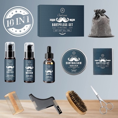 Kit completo de cuidados para barba Oukzon com produtos em embalagens azuis escuras e acessórios diversos sobre uma superfície de madeira.