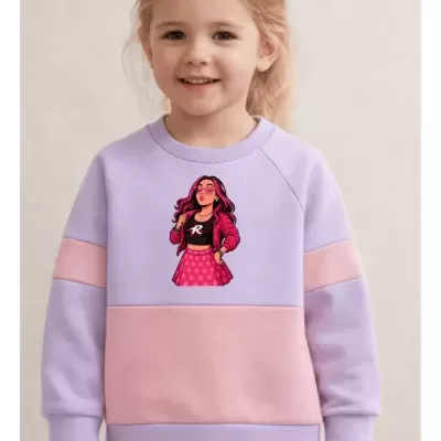 Sweatshirt lilás e rosa com estampado de personagem feminina colorida.
