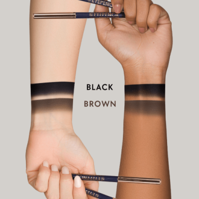 Dois braços com amostras de delineador preto e marrom, cada um segurando lápis delineador azul escuro com tampa dourada.