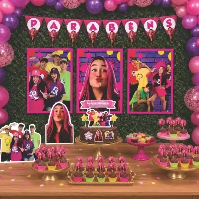 Decoração de festa com painéis, bolo e cupcakes personalizados com imagens coloridas e arco de balões rosa e roxo