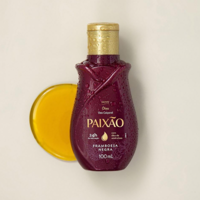 Frasco vinho de óleo corporal Paixão e líquido amarelo num fundo claro