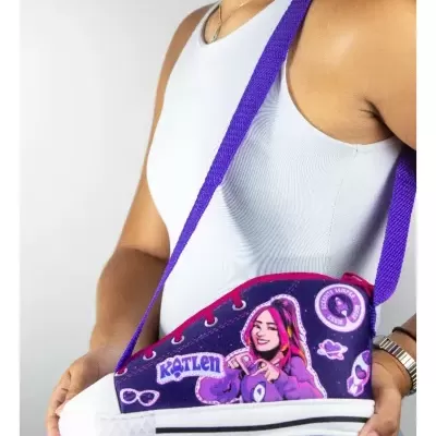 Bolsa em forma de tênis com alça roxa e desenho de personagem feminina