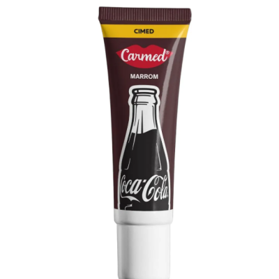 Tubo marrom e branco Carmed com imagem da garrafa Coca-Cola