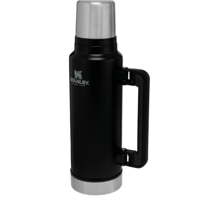 Garrafa térmica Stanley preta com tampa prateada e alça