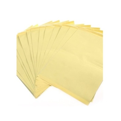 Sacos de papel amarelo empilhados em leque sobre fundo branco
