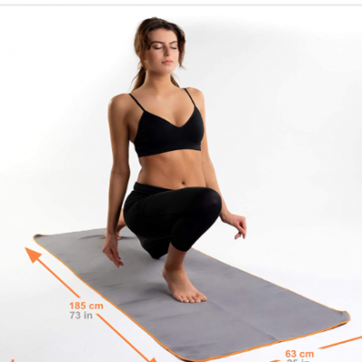 Mulher a meditar sobre tapete de yoga cinza com bordas laranja