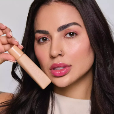 Mulher segurando frasco de maquilhagem nude com texto PAOMI