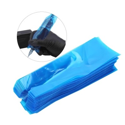 Sacos descartáveis azuis empilhados e uso com luva preta