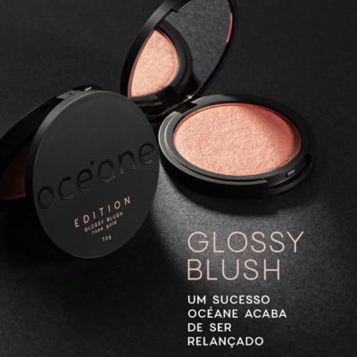 Blush compacto rosado Océane Edition Glossy Blush com embalagem preta e espelho