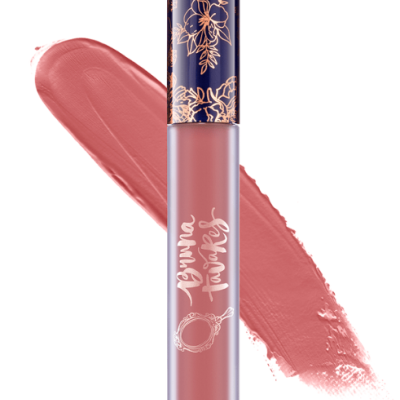 Batom líquido mate rosa pó com tampa azul e padrão floral dourado