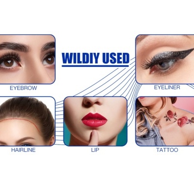 close-ups de sobrancelha, delineador, linha do cabelo, lábios com batom vermelho e tatuagem no ombro com texto 'WILDILY USED'