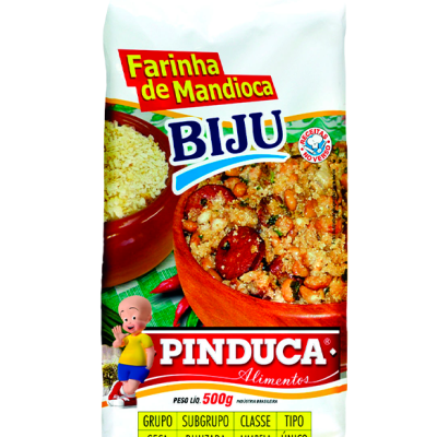 Pacote branco de farinha de mandioca Pinduca com texto e imagens de comida.