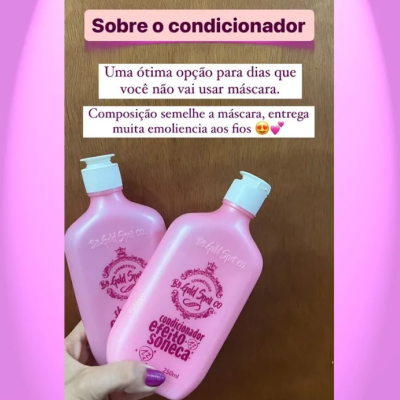 Garrafa rosa de condicionador com texto em roxo, mão a segurar, fundo madeira