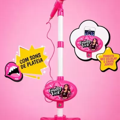 Microfone de brinquedo rosa com base e texto promocional em fundo rosa