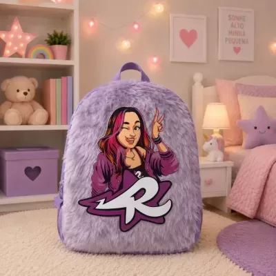 Mochila felpuda lilás com ilustração de jovem mulher e logótipo R à frente num quarto decorado em tons pastel