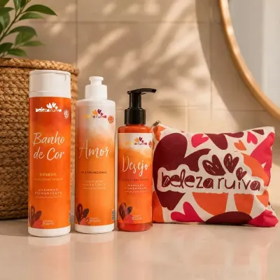 Produtos de cuidados capilares e bolsa estampada da marca beleza ruiva em fundo claro.