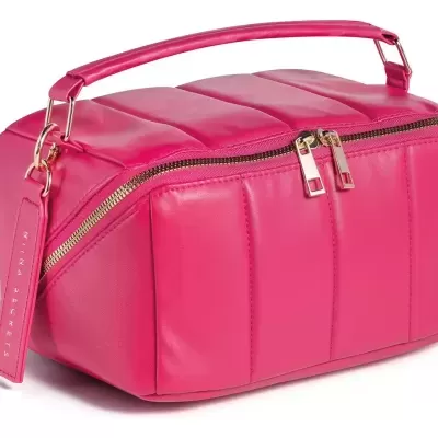 Bolsa retangular almofadada cor-de-rosa com fecho de correr dourado duplo e pega superior.