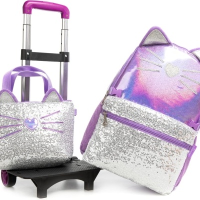 Conjunto de malas infantis brilhantes em prata e lilás com design de gato e chaveiro pompom rosa