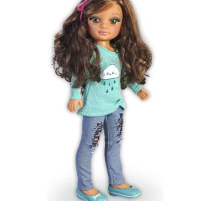 Boneca com roupa casual azul sobre fundo branco