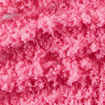 Cristais granulares rosa com textura irregular e brilhante