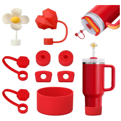 Acessórios vermelhos e brancos para caneca térmica com flor decorativa.