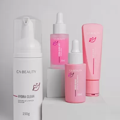 Produtos de cuidado labial CA·BEAUTY com embalagens brancas e rosas em fundo branco