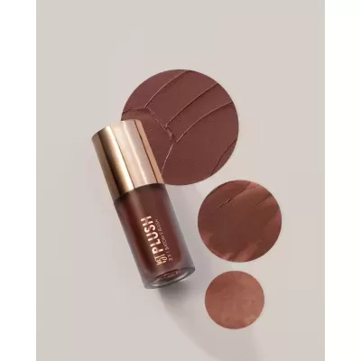 Batom e blush MOTIPLUSH com manchas de cor castanha em fundo bege.