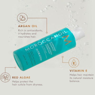 Frasco azul do champô Moroccanoil Hydration com informações sobre ingredientes como óleo de argão, algas vermelhas e vitamina E.