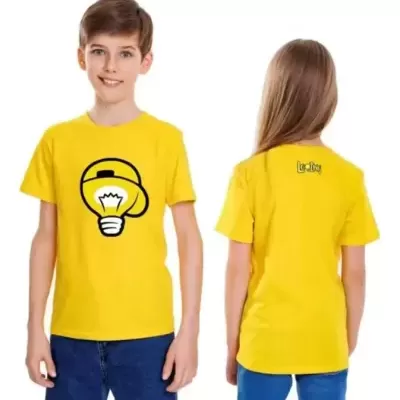 Dois jovens com t-shirts amarelas com estampa de lâmpada e texto nas costas.