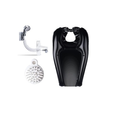 chuveiro cromado, escova de silicone branca e apoio de banho inflável preto