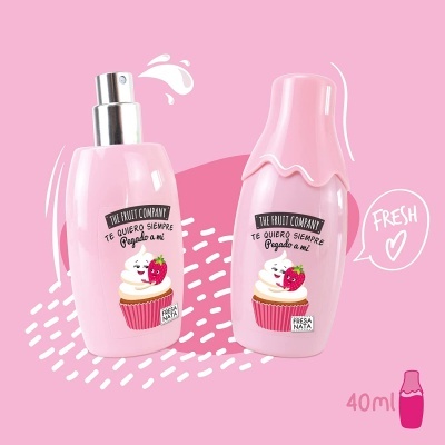 Frascos cor-de-rosa com rótulos de cupcake, texto em espanhol e fundo rosa