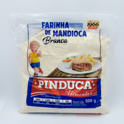 Pacote transparente de farinha de mandioca branca Pinduca com ilustrações de prato e boneco