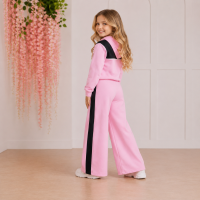 Conjunto infantil rosa com riscas pretas e ténis brancos