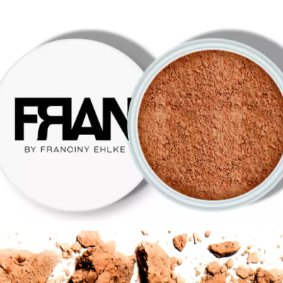Pó facial castanho alaranjado em embalagem branca redonda com texto FRAN BY FRANCINY EHLKE