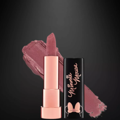 Batom rosa fosco com embalagem preta e rosa com desenho de laço