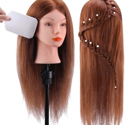 Cabeça de manequim com cabelo castanho liso e trança decorada com pérolas
