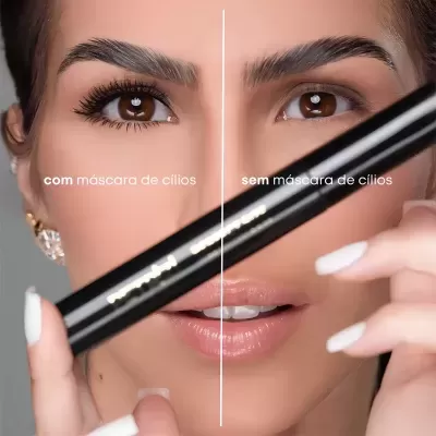 Rosto de mulher com e sem máscara de cílios, segurando tubo preto de rímel