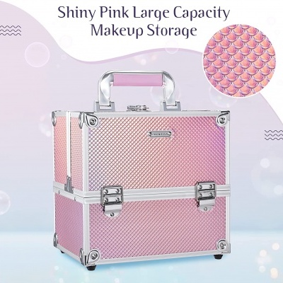 Caixa de armazenamento para maquilhagem rosa com padrão escamas e detalhes metálicos.