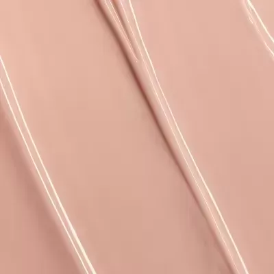 Tecido cor de rosa claro com textura brilhante e pregas